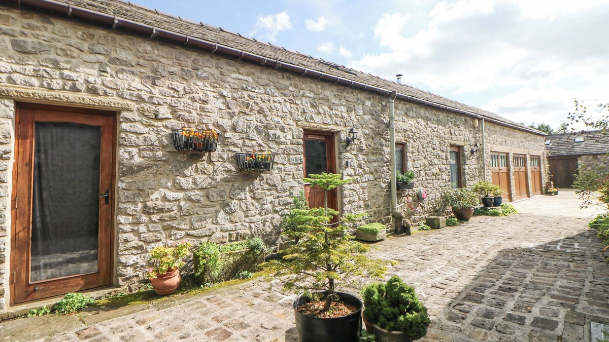 Peak District National Park Cottage | COURTYARD COTTAGE, family friendly in Chapel-En-Le-Frith