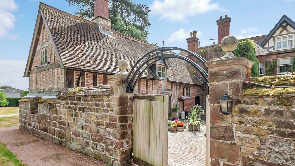 High Ercall Cottage | Courtyard Cottage - UK47218