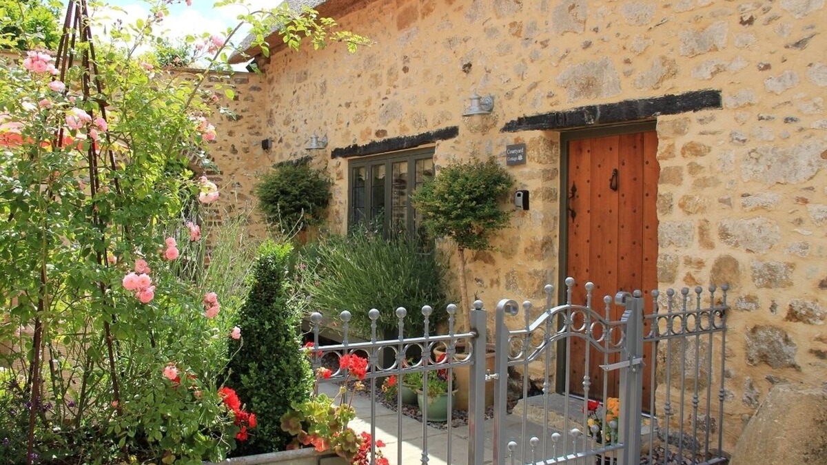 Horton Cottage | Courtyard Cottage Luxury Thatched Home Sleeps 4 (Pet Friendly) Near Gastro Pub
