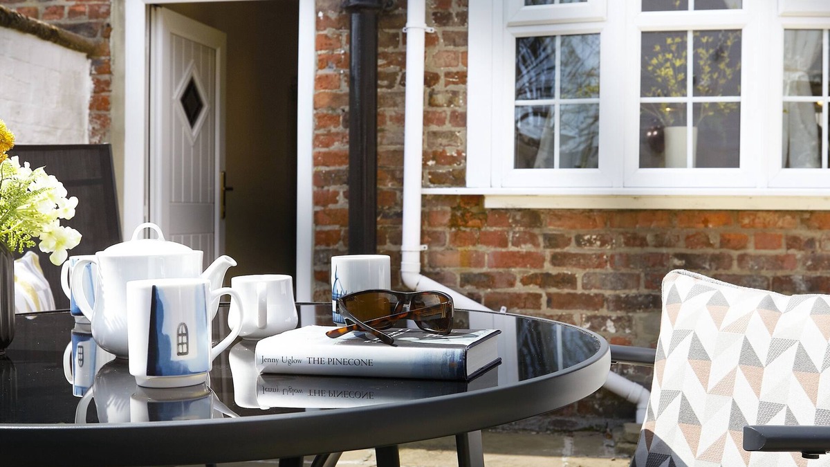 Hunmanby House | COURTYARD COTTAGE, pet friendly, with open fire in Hunmanby