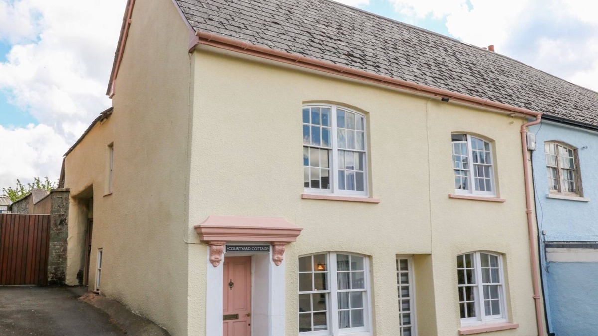 Chulmleigh Cottage | Courtyard Cottage : Sleeps 4 with 2 Bathrooms in Hilltop Village