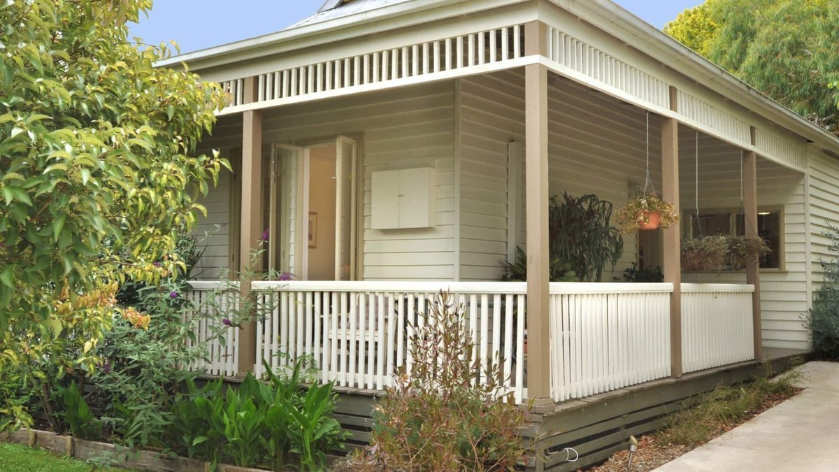 Healesville House | Courtyard Cottage - Vintage Beauty, Walk To Town.