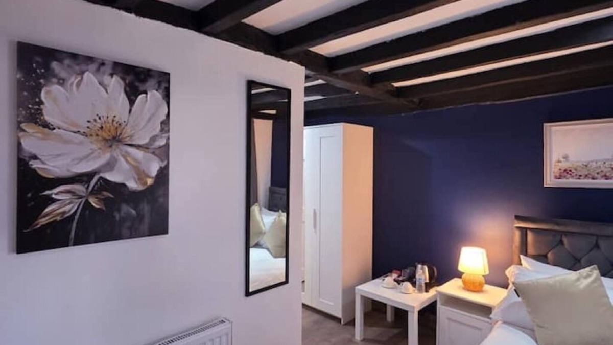 Stotfold Bed & Breakfast | Courtyard Lodge -Room 8 on suite