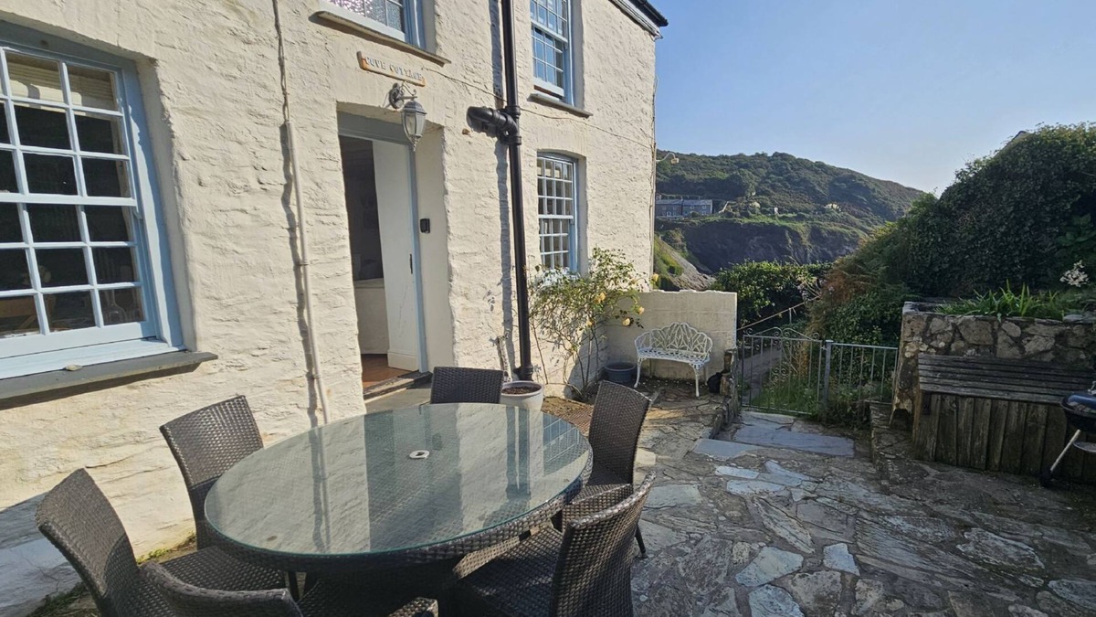 Portloe Cottage | Cove Cottage - sleeps 6 guests in 3 bedrooms