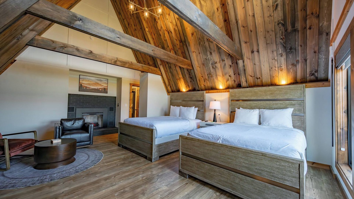 Thayerville Hotel | Cove Creek Lodge 201: Poolside Double Queen Fireplace Room