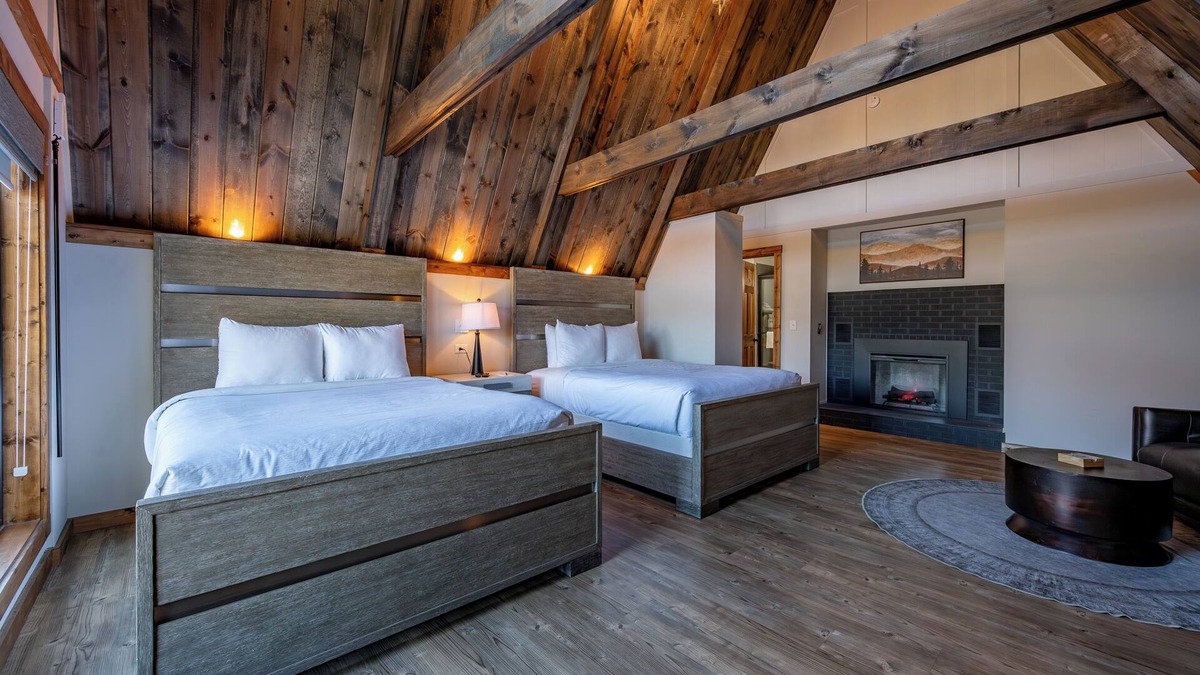 Thayerville Hotel | Cove Creek Lodge 210: Standard Double Queen Fireplace Room