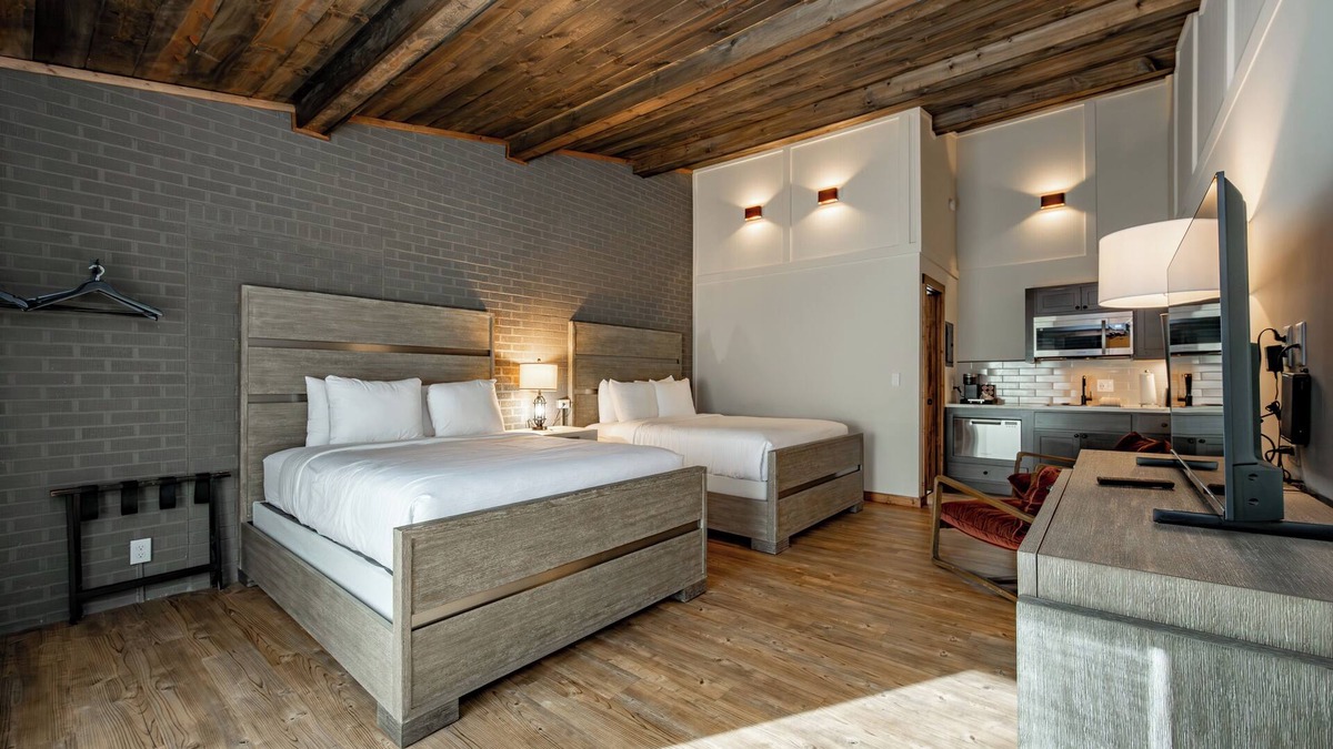 Thayerville Hotel | Cove Creek Lodge 213: Dog Friendly Standard Double Queen Room