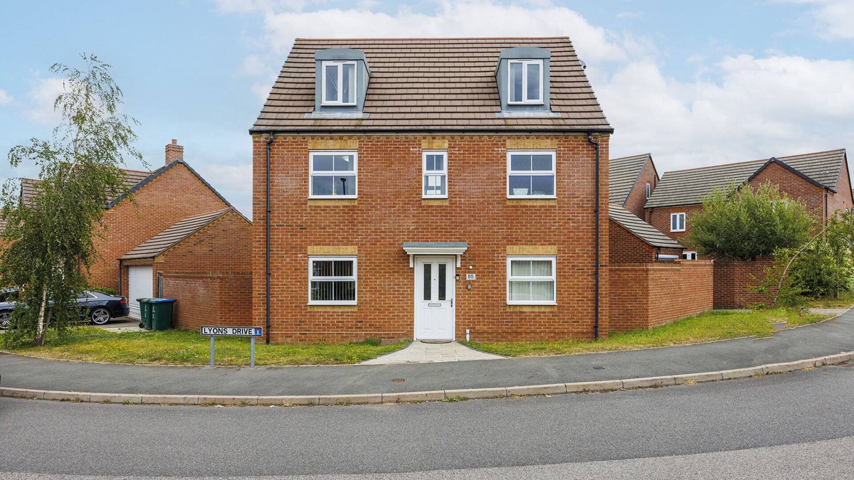 Gamston House | Coventry House for the Larger Group with Parking