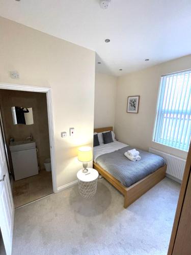 Coventry House | Coventry Large 4 Bedroom 4 Bath House Sleeps 4 Person Suitable for BHX NEC Solihull Rugby Warwick Contractors Ricoh Arena NHS Short & Long Business Stays Free Parking for 2 Vehicles, Close to City Centre High Speed Wifi