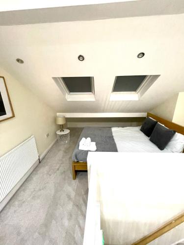 Coventry House | Coventry Large Sleeps 4 Person 4 Bedroom 4 Bath House Suitable for BHX NEC Solihull Rugby Warwick Contractors Ricoh Arena NHS Short & Long Business Stays Free Parking for 2 Vehicles, Close to City Centre High Speed Wifi