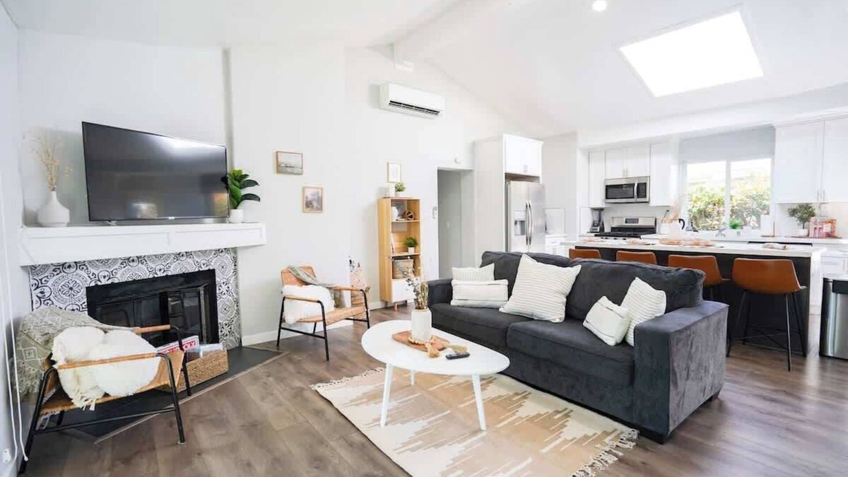 Clairemont Mesa House | Covered Backyard lounge w/Fire Pit|King Bed|BBQ