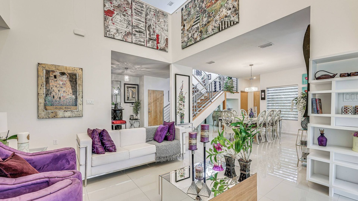 McAllen House | Covered Patio & Grill: Colorful McAllen Home