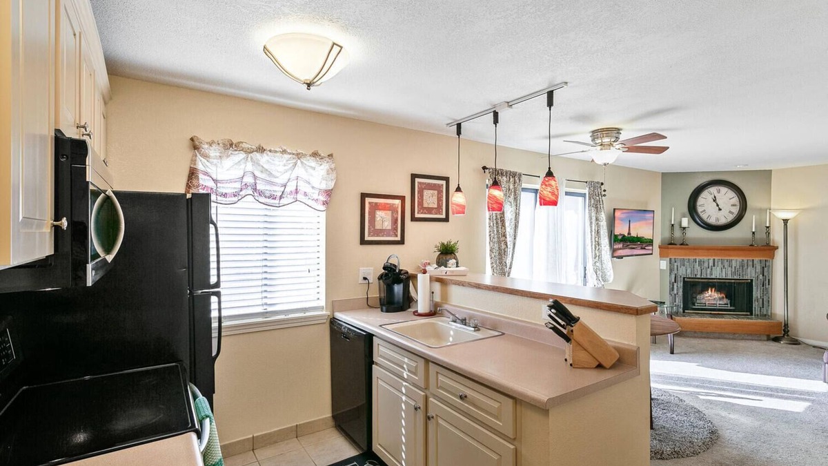 Englewood Apartment | Coveted DTC Apartment! Free Parking & Fast WiFi!