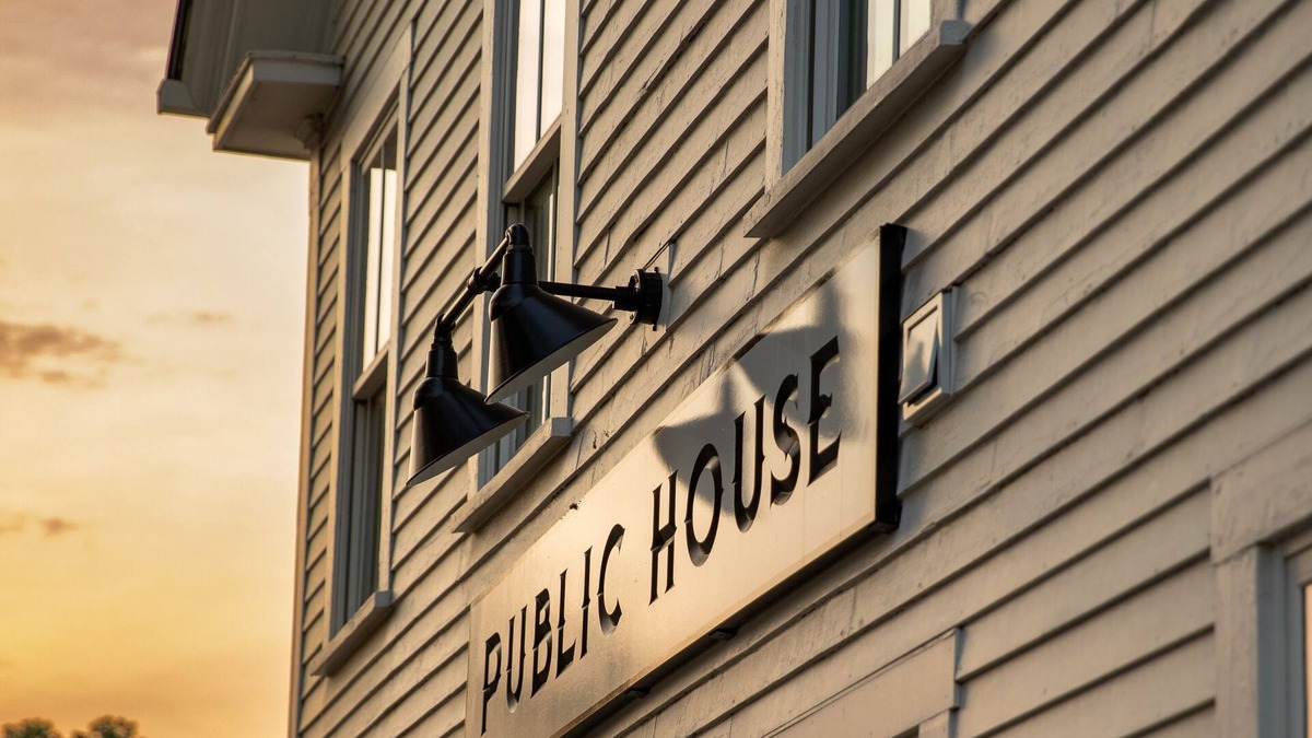 Durham Hotel | Coveted Public House suite, food trucks & craft beer on site, walk to UNH & town