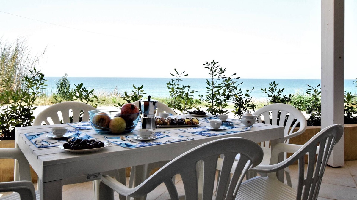 Cava dʼAliga House | Covo dei Marinai, sea front, wifi, bbq, parking, a few meters from the sea