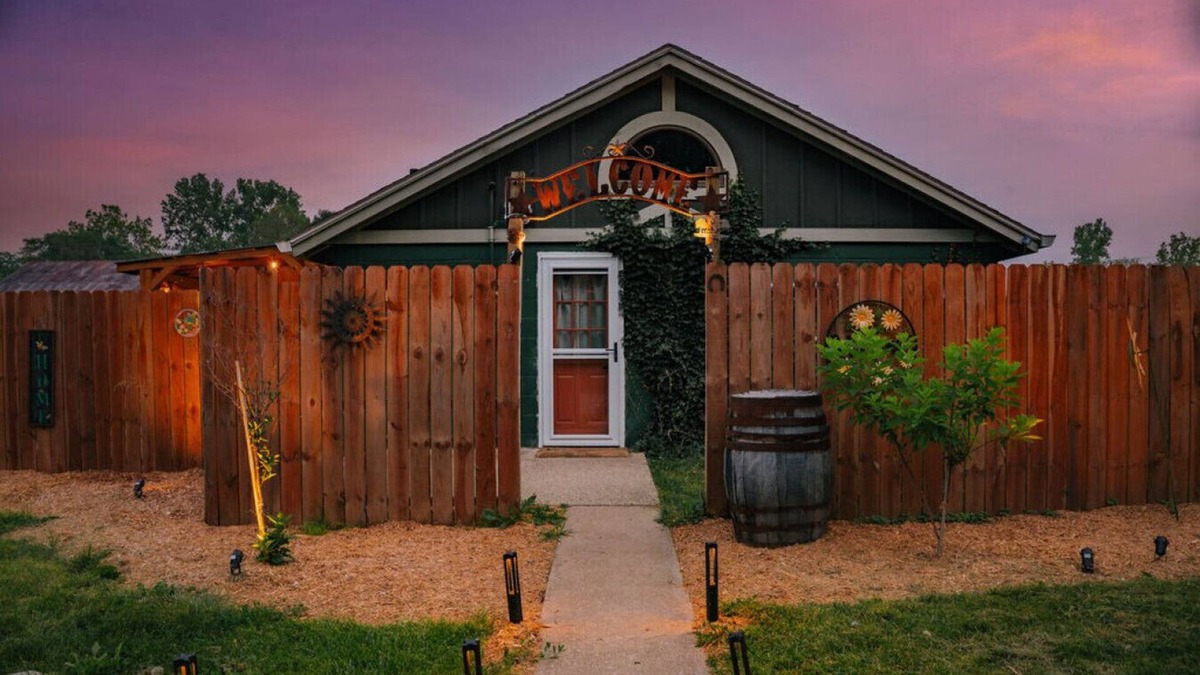 West Newton Cabin | Cowboy Bunkhouse hot tub/lake/farm/nature