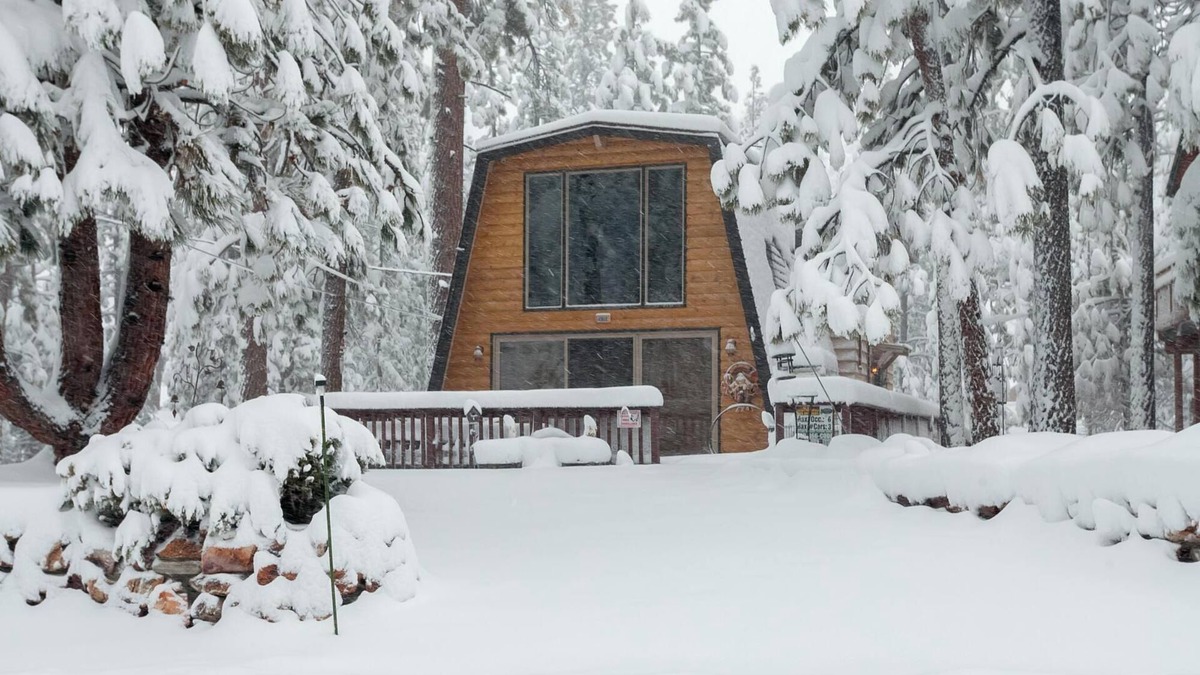Fox Farm Cabin | Cowboy Chic by Destination Big Bear : Pool Table! Outdoor Hot Tub! Wood Burning Fireplace! WiFi! Cable! BBQ! Large Yard!