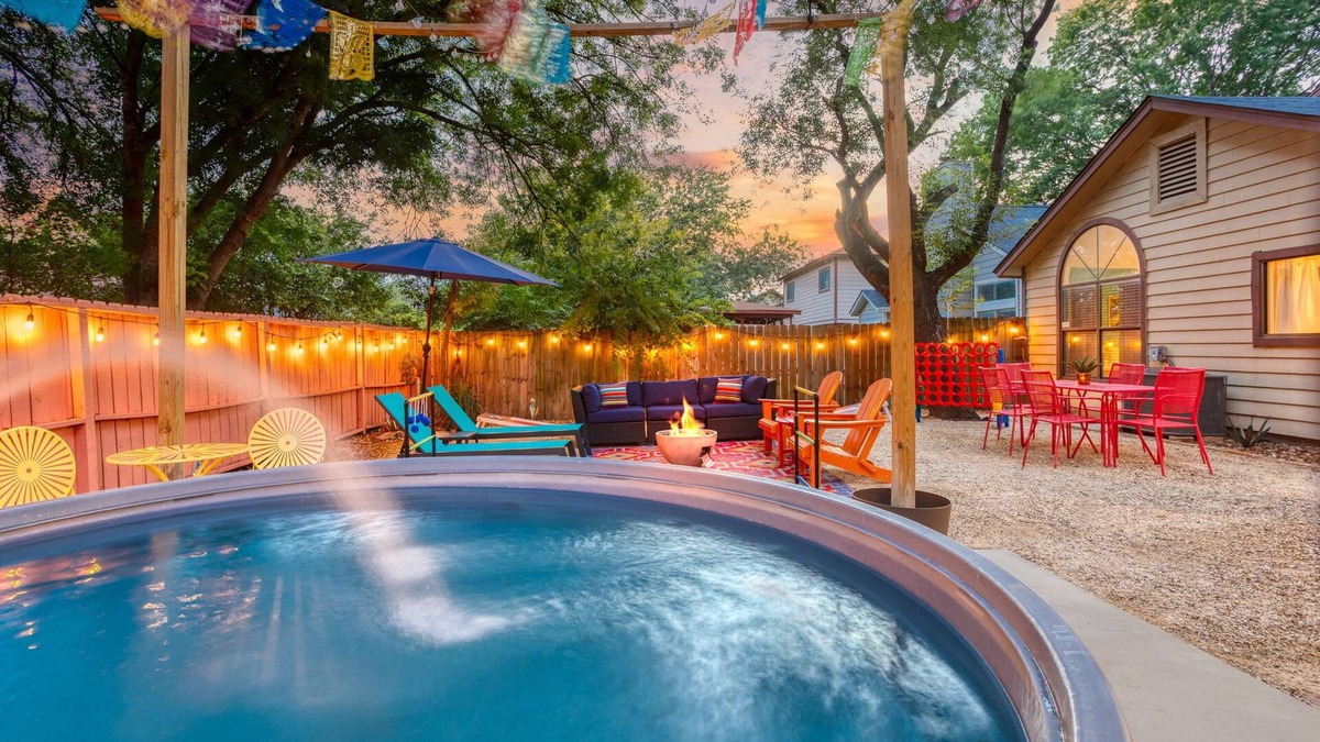 Great Northwest House | Cowboy Pool, Gorgeous Patio & Grill - By SeaWorld, Lackland & Six Flags