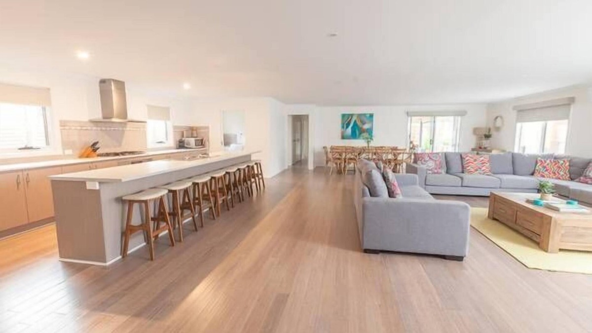 Cowes House | COWES BOAT RAMP FAMILY BEACH RETREAT (SLEEPS 20)