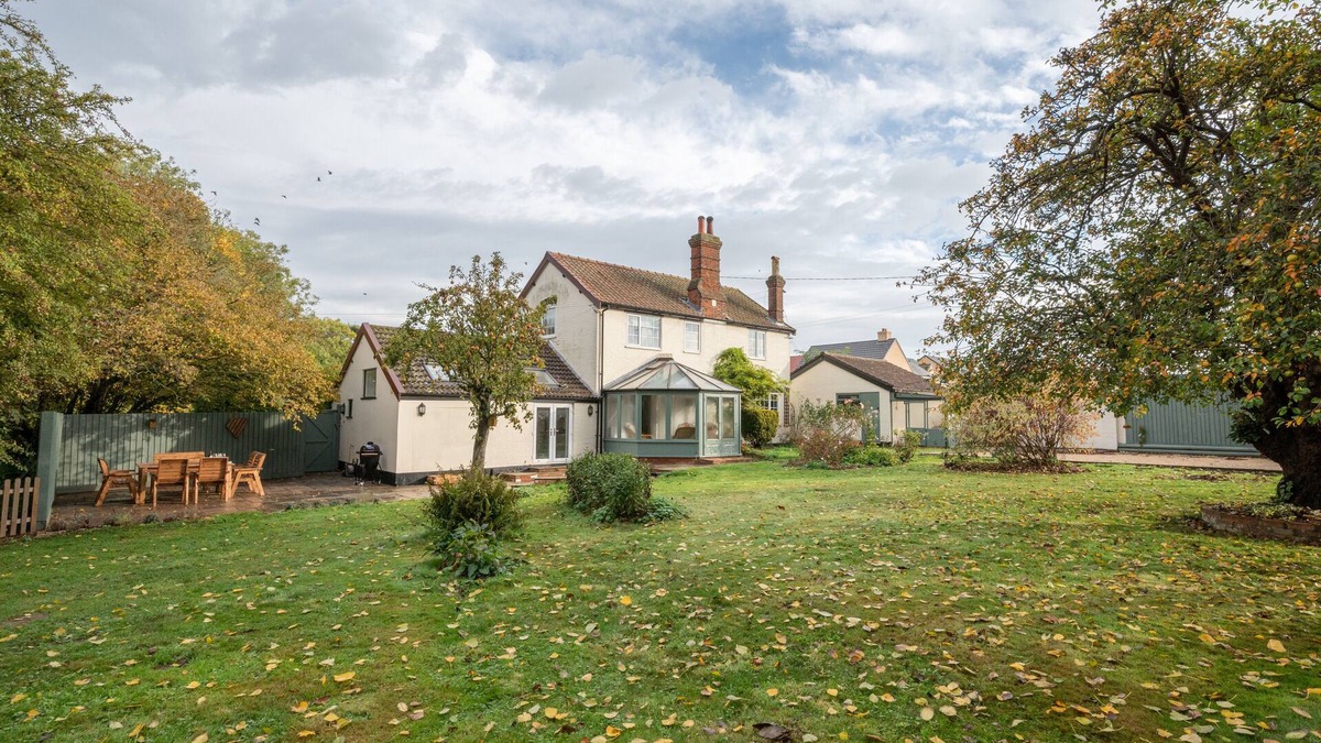 Felixstowe House | Cowpasture Cottage - Three Bedroom House, Sleeps 6