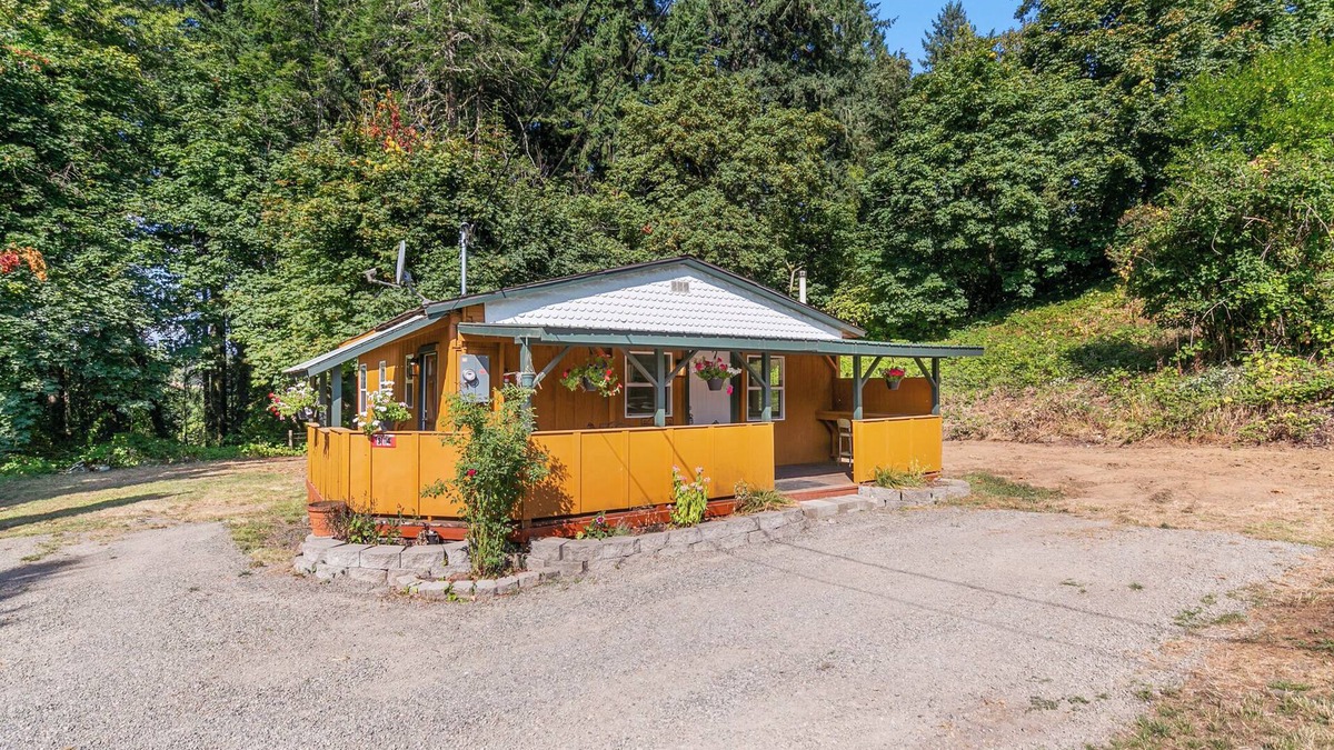 La Center Cottage | Cowpoke Cottage just 2 miles away from Ilani casino