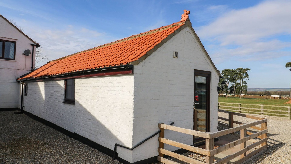 West Heslerton House | COWSHED COTTAGE, pet friendly, with pool in Rillington