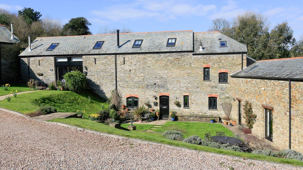 Chillington Cottage | COWSLIP COTTAGE, pet friendly, with a garden in Frogmore