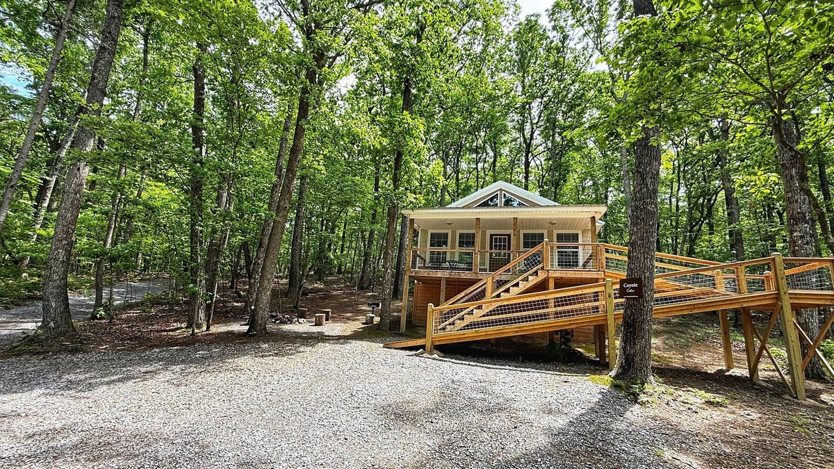 Fort Payne Cabin | Coyote Cabin on 92 acres beside DeSoto State Park | Fast Wi-Fi | Dog Friendly