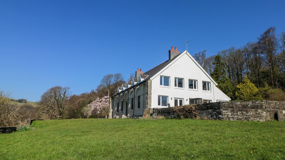 Bridgend Cottage | COYTRAHEN HOUSE, pet friendly, character holiday cottage in Bettws