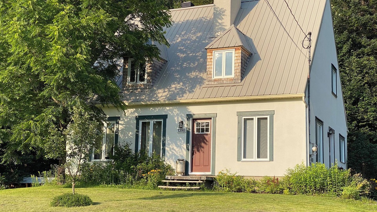 Saint-Gabriel-de-Valcartier House | Cozy house with spa 10 minutes from Village Vacances Valcartier.