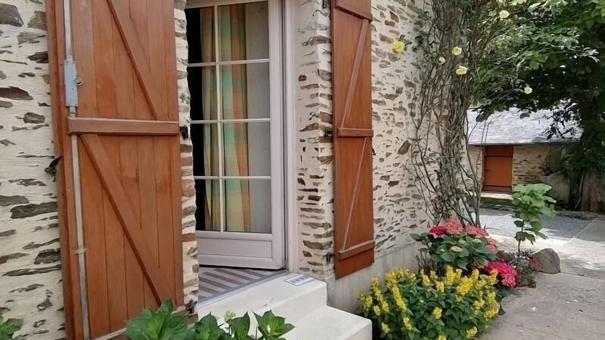 Aze Cottage | Cozy Professional Gîte: 2 Bedrooms, Near Château-Gontier, Parking & WiFi