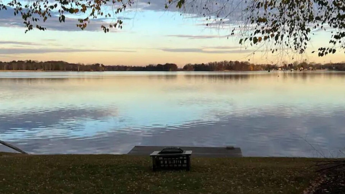 White Lake Cottage | Cozy 3 bedroom fully furnished lake view house!