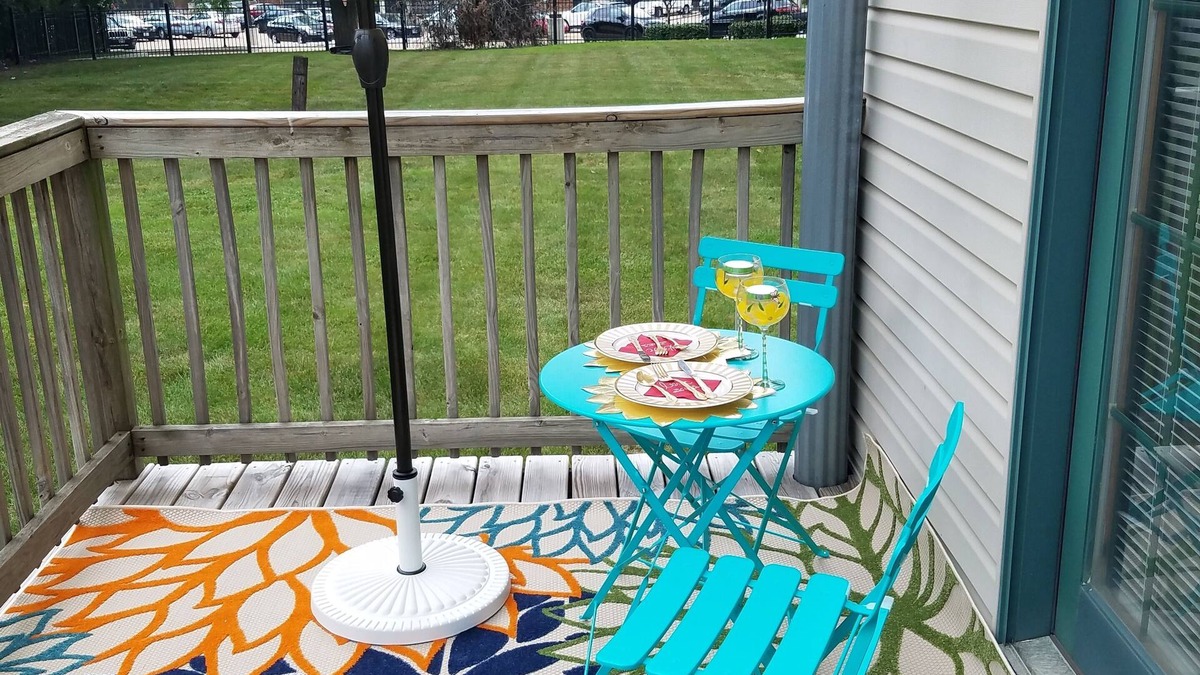 Grand Boulevard Apartment | Cozy 1-2 BR APT w/fireplace & Patio/Deck
