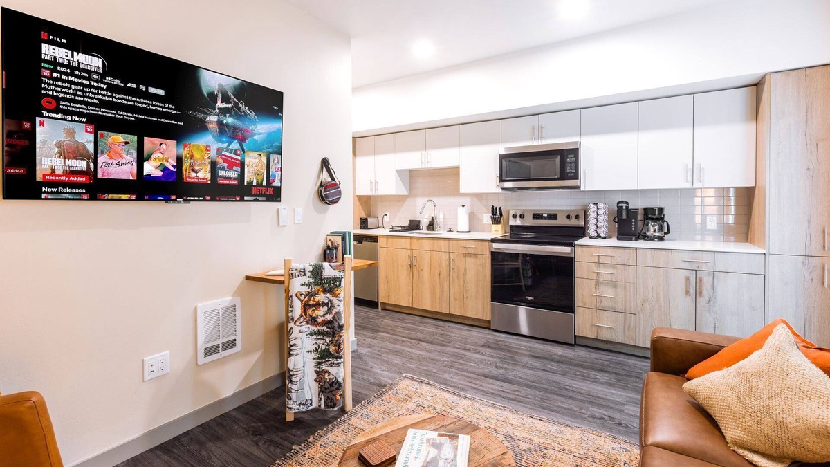 Central Tacoma House | Cozy 1 bdrm, 15 minutes from Downtown, Pool, Gym, In-Unit Washer Dryer