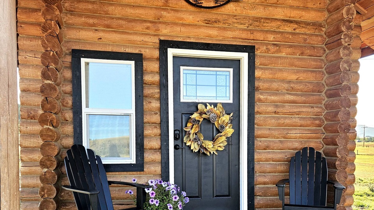 Elliston Cabin | Cozy 1-Bed 1-Bath Cabin Retreat. King Size Bed, Wi-Fi, TV and Pet Friendly!