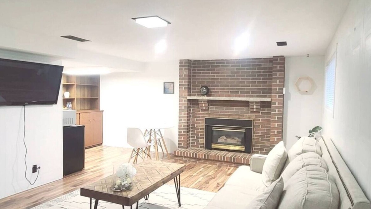 Windsor House | Cozy 1 Bed Basement Studio Apt 10 min to downtown and riverside