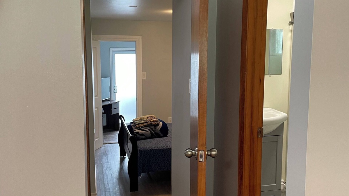 Peterborough House | Cozy 1 bed & bath located near the Otonabee River.