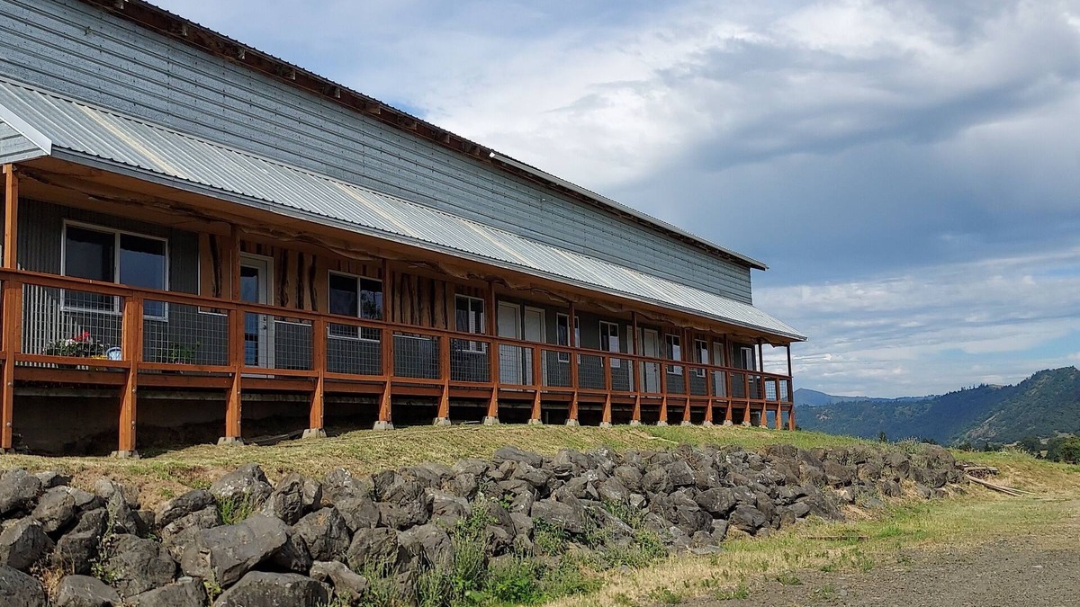 Roseburg Apartment | Cozy 1-bedrm apartment near Wildlife Safari with fitness room on the horse ranch