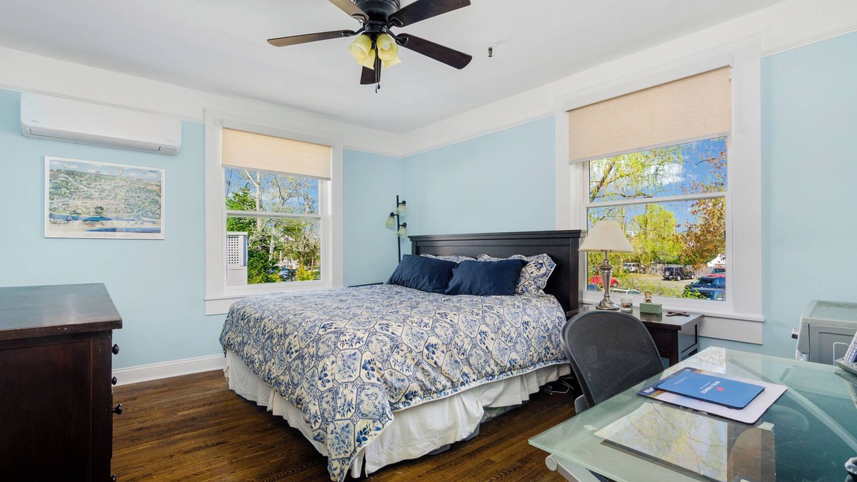 Westhampton Beach Apartment | Cozy 1-bedroom,sleeps 4, Apt on Main St in Westhampton Beach with WiFi, AC, Kit