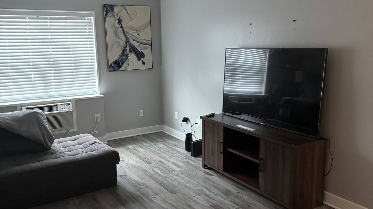 Crabtree Apartment | Cozy 1 bedroom 1 bath with plenty of amenities and attractions