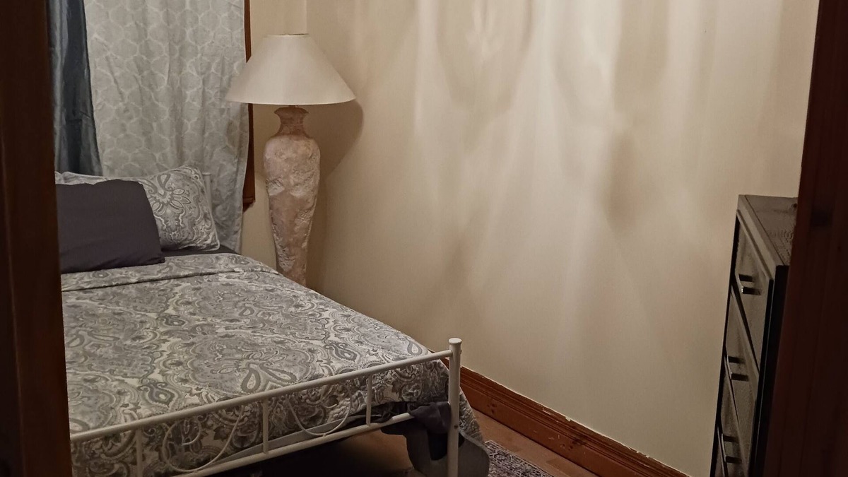 New Britain House | cozy 1 bedroom 3rd floor nice quiet and conveniently located next to everything.