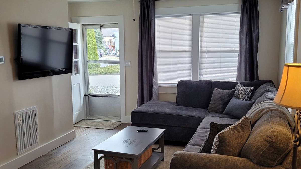 West Jefferson Apartment | Cozy 1-bedroom apartment with WiFi, AC in adorable West Jefferson