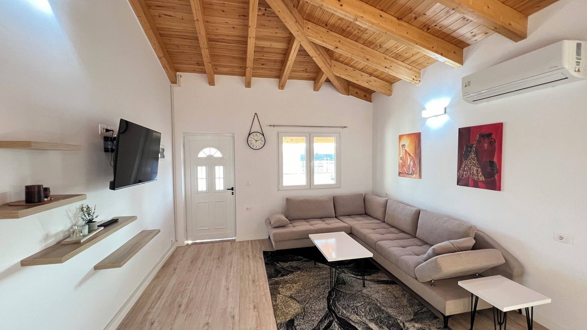 Kamez Apartment | Cozy 1-bedroom apartment in amazing Domje Tirane with WiFi, AC