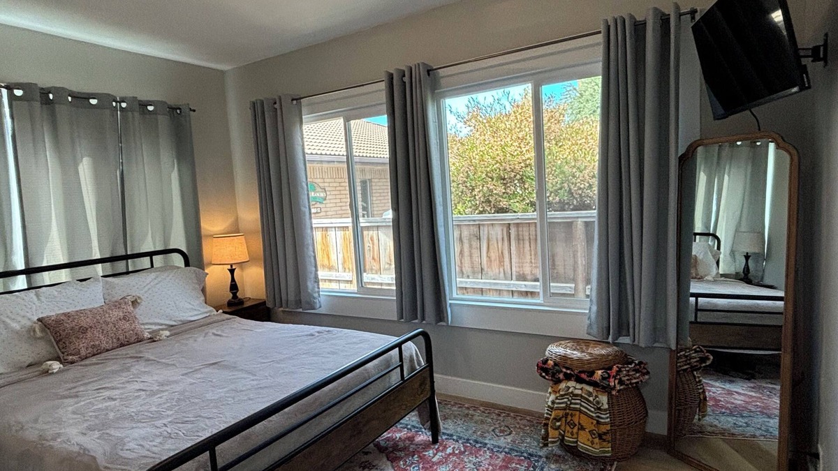 Porterville Apartment | Cozy 1-bedroom apartment with a pulled out couch and WiFi in lovely Porterville