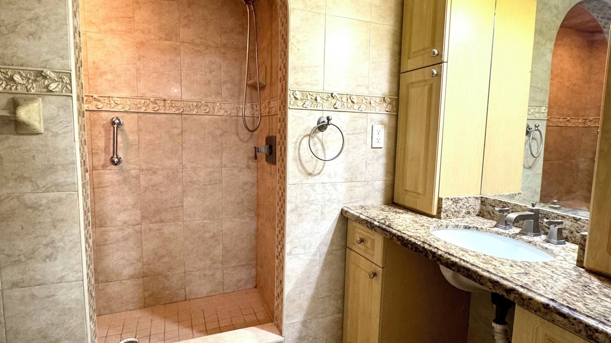 Driftwood Apartment | Cozy 1-bedroom apartment with AC, WiFi in charming Hollywood