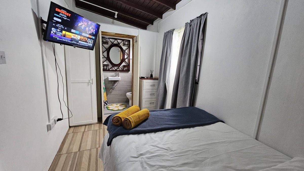 Villa Apartment | Cozy 1-bedroom apartment with WiFi, AC in awesome Villa/Glenn