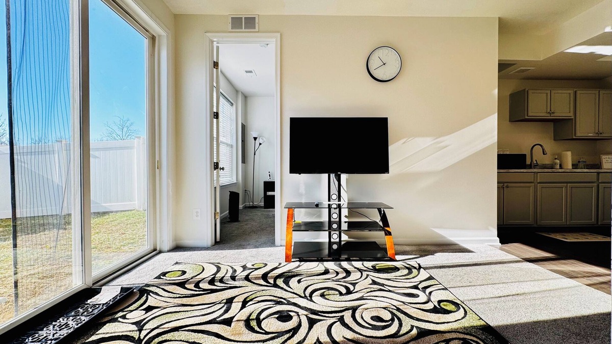 Leesburg Apartment | Cozy 1 Bedroom Apartment Heart of Leesburg, 15 Min to IAD, 40 Mins to DC