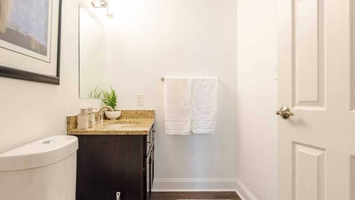 Downtown Detroit Apartment | Cozy 1-bedroom apartment in pleasant Detroit with AC
