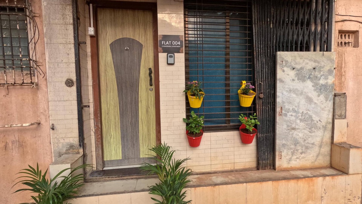 Andheri West Apartment | Cozy 1-bedroom apartment in wonderful Malad West with AC Near Vivanta Hospital