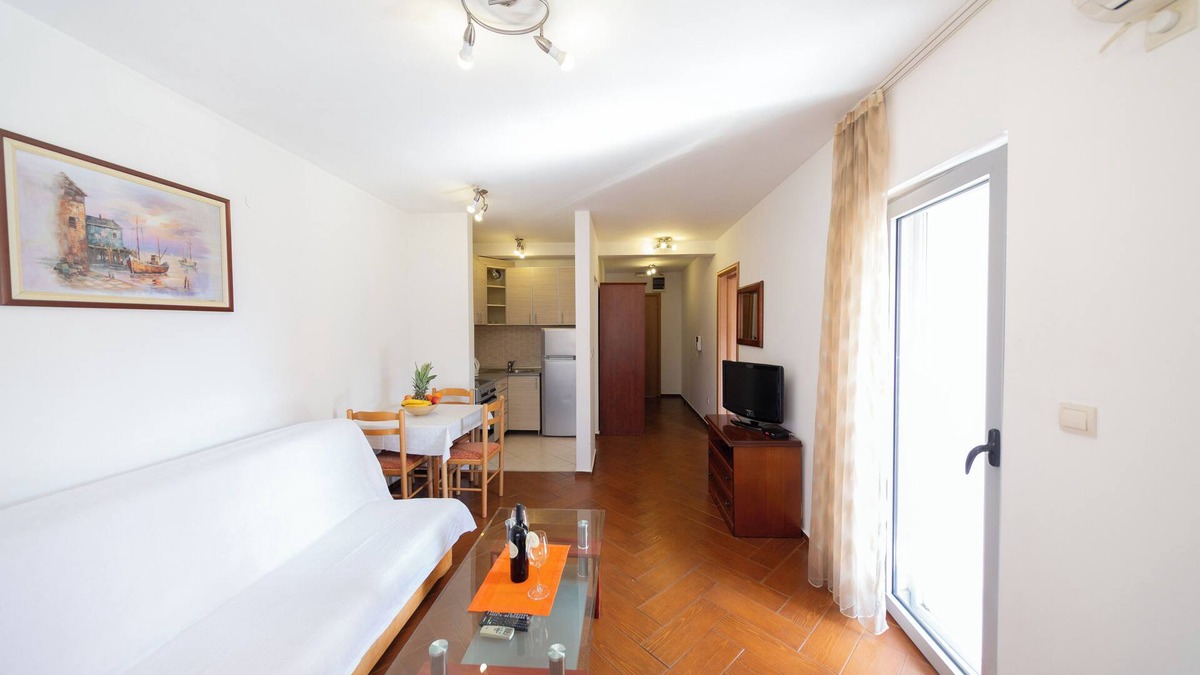 Centar Apartment | Cozy 1-Bedroom Apartment, Walking Distance to the Beach No. 5